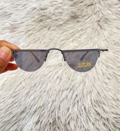 Mini lentes diseñados con protección UV 100-400 para proteger tu visión. Negros pequeños,con micas negras.