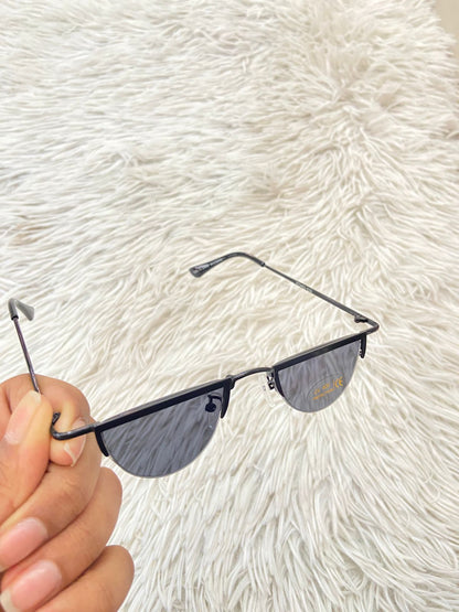 Mini lentes diseñados con protección UV 100-400 para proteger tu visión. Negros pequeños,con micas negras.