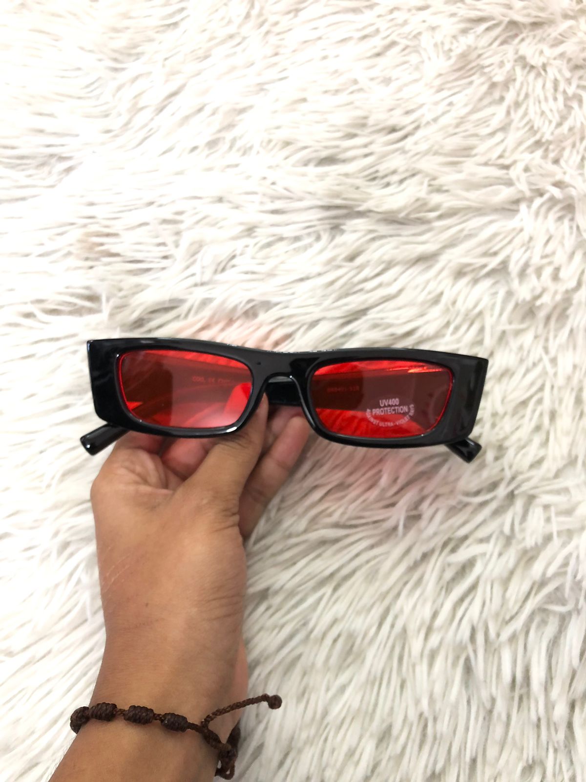 Lentes negros pequeños con micas rojas