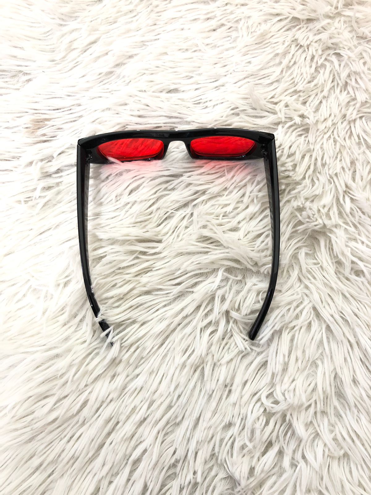 Lentes negros pequeños con micas rojas