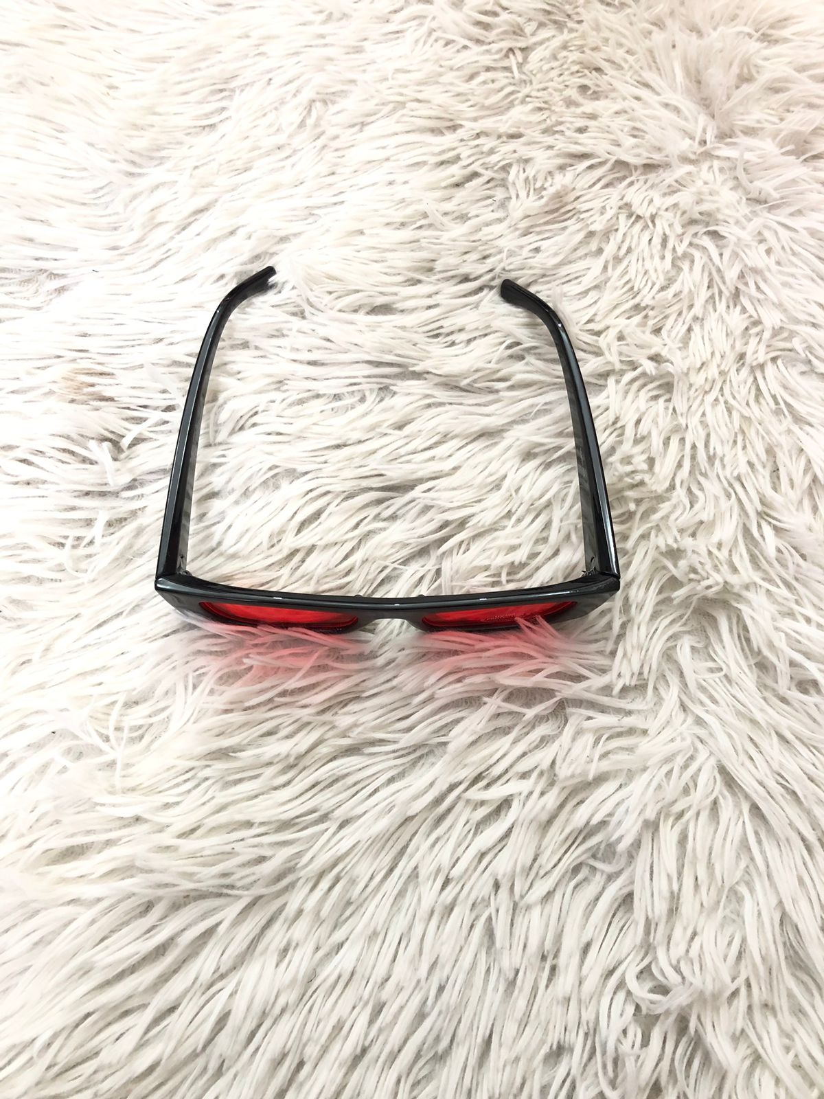 Lentes negros pequeños con micas rojas