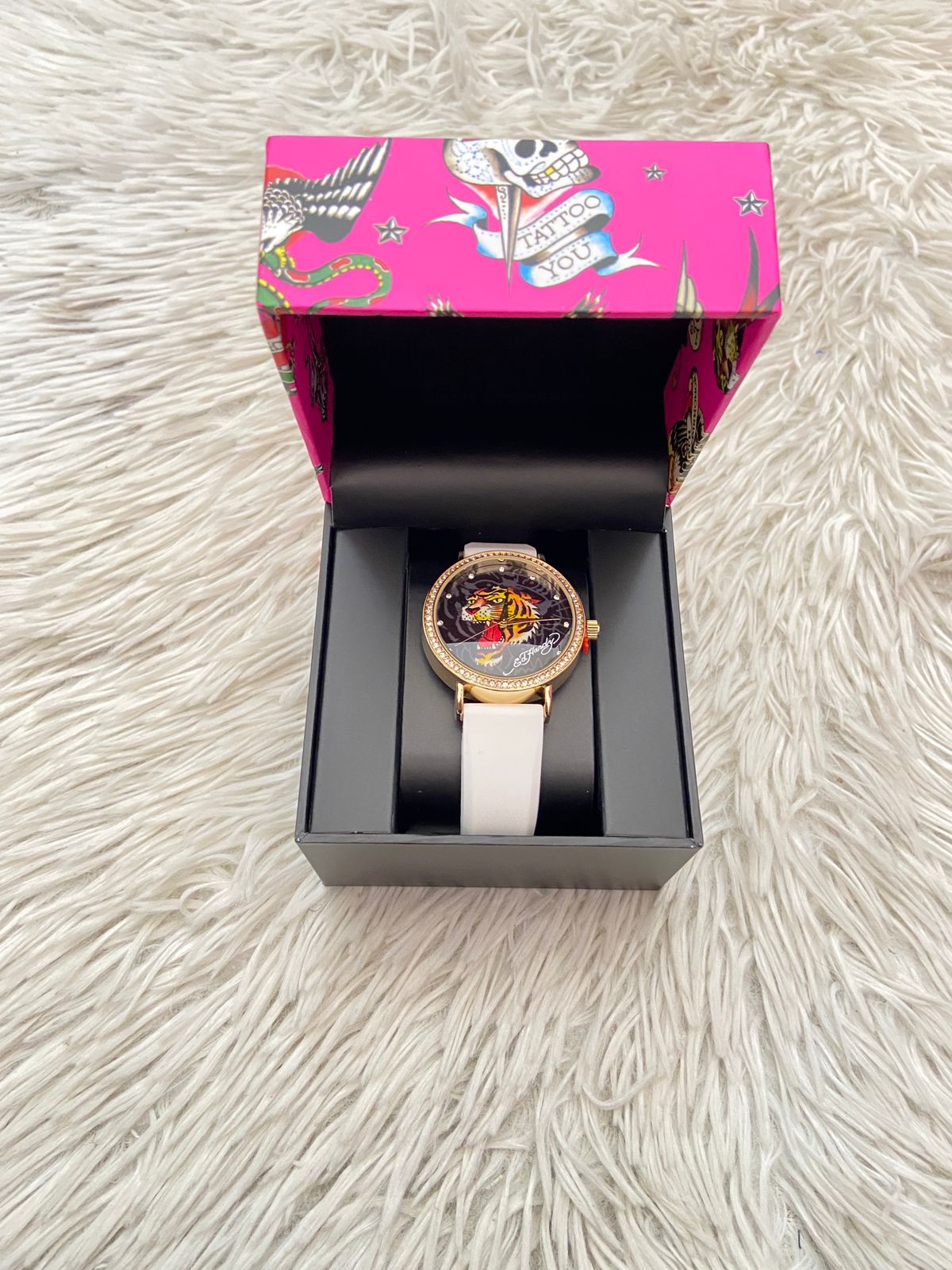 Reloj Ed Hardy original blanco, con un tigre de fondo.