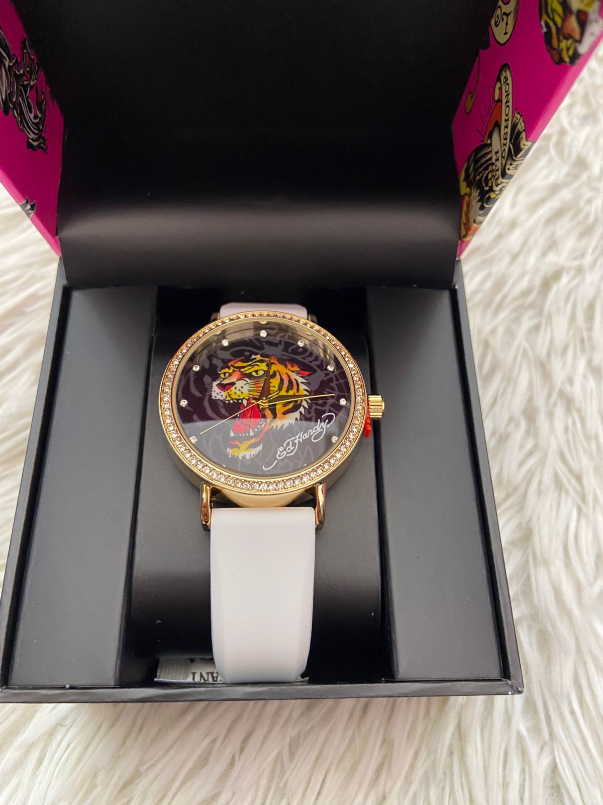 Reloj Ed Hardy original blanco, con un tigre de fondo.