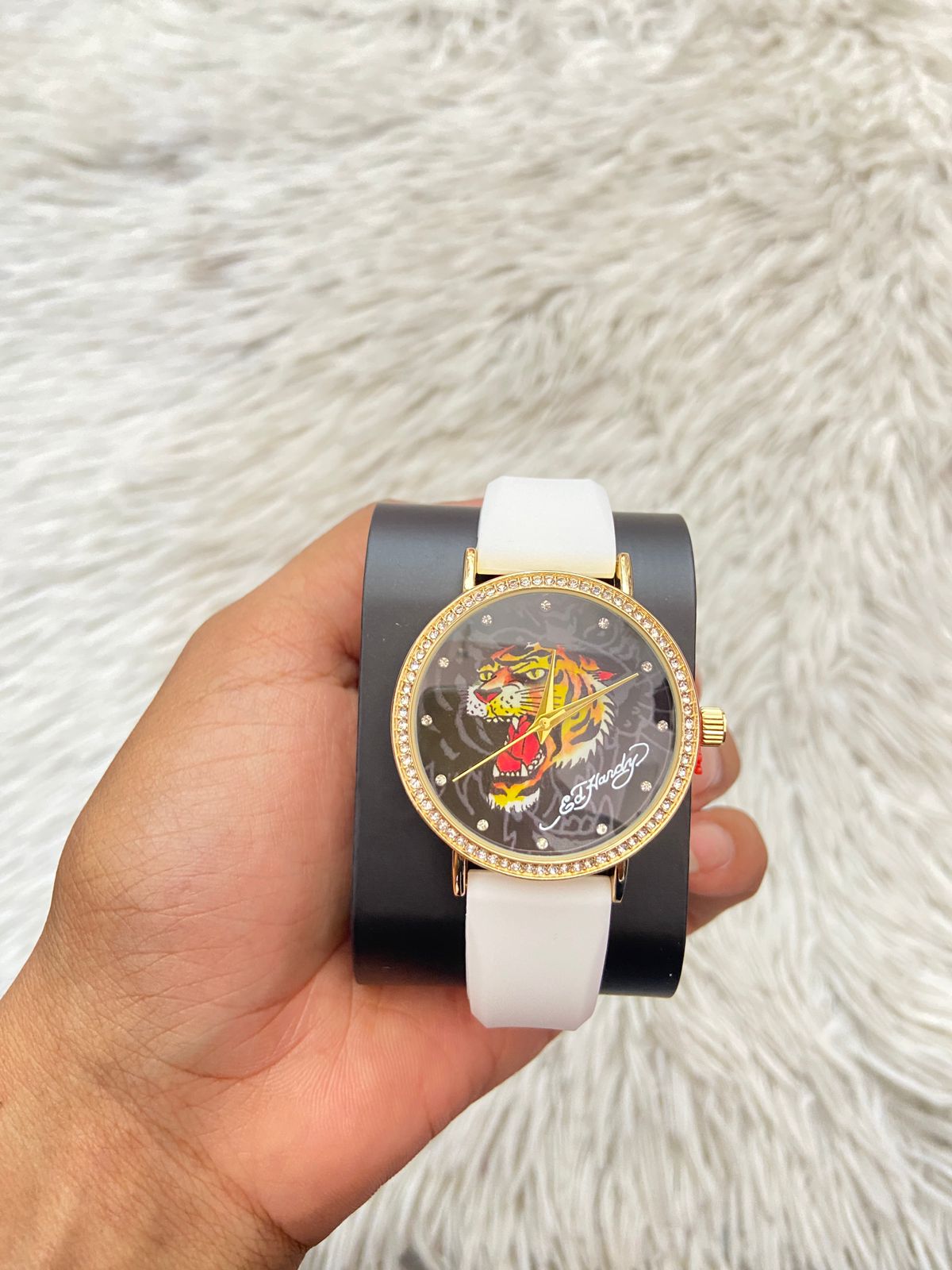 Reloj Ed Hardy original blanco, con un tigre de fondo.