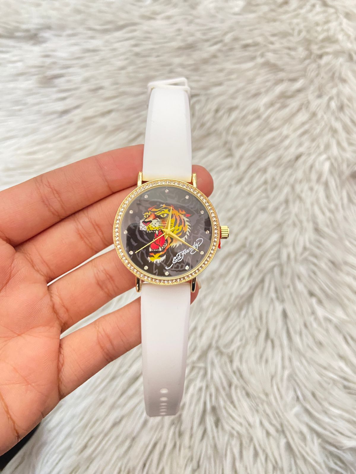 Reloj Ed Hardy original blanco, con un tigre de fondo.