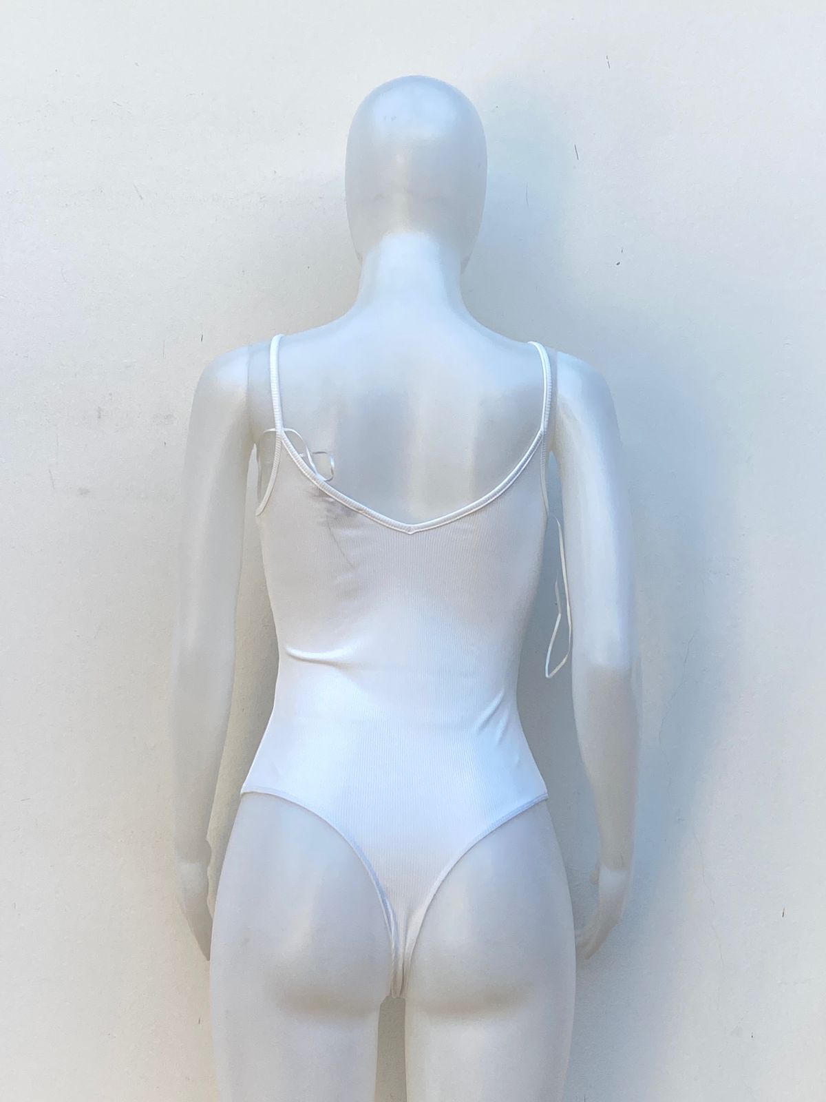 Body blanco con forma V, delante y detrás