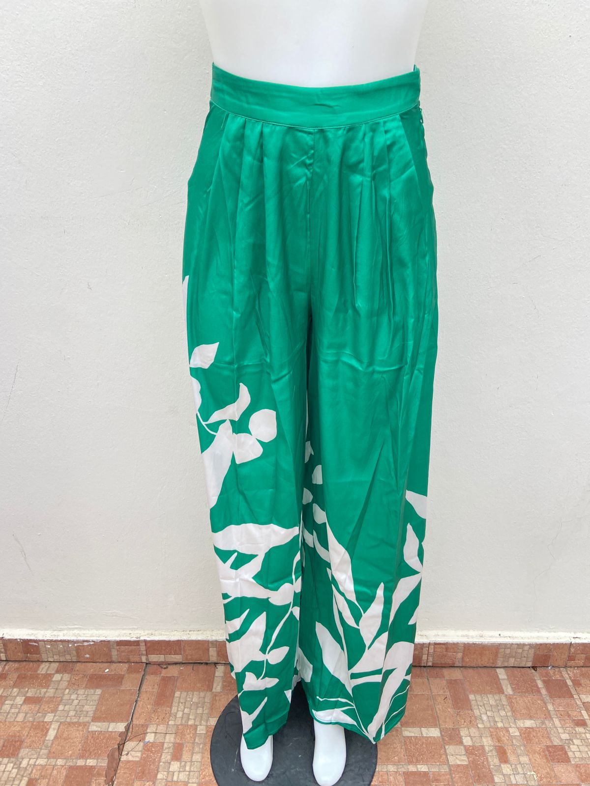 Pantalón palazzo, verde con flores blancas.