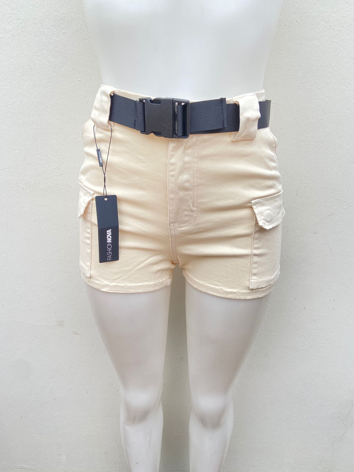 Short jean crema, con correa y bolsillos en los lados, cargo.