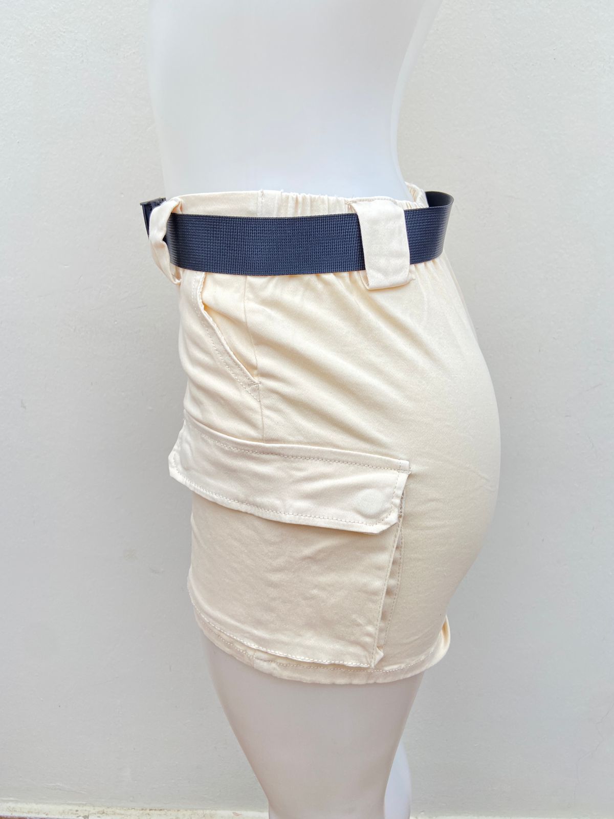 Short jean crema, con correa y bolsillos en los lados, cargo.