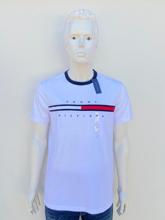 T-shirt, TOMMY HILFIGER original en color blanco con banda de la marca al frente en color rojo y blanco, cuello y letras de la marca en color azul marino.