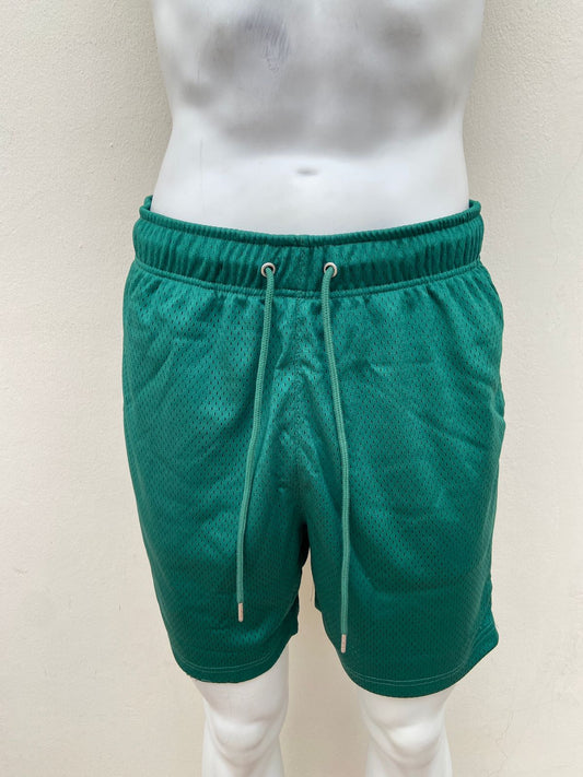 Bermuda deportiva verde, liso con lazo ajustable, con hoyitos.