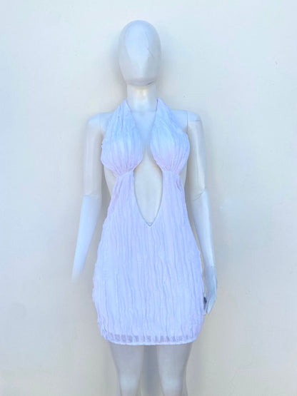 Vestido Mini Fashion Nova, talla grande Xlarge, blanco texturizado para robar todas las miradas. Halter con espalda descubierta. Escote profundo en V y abertura trasera. Con forro y elasticidad para máxima comodidad y movimiento