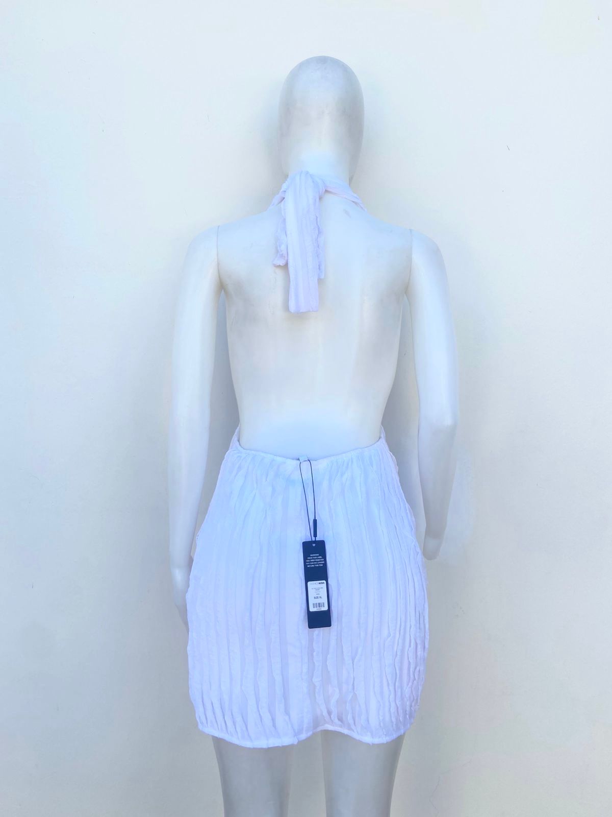 Vestido Mini Fashion Nova, talla grande Xlarge, blanco texturizado para robar todas las miradas. Halter con espalda descubierta. Escote profundo en V y abertura trasera. Con forro y elasticidad para máxima comodidad y movimiento