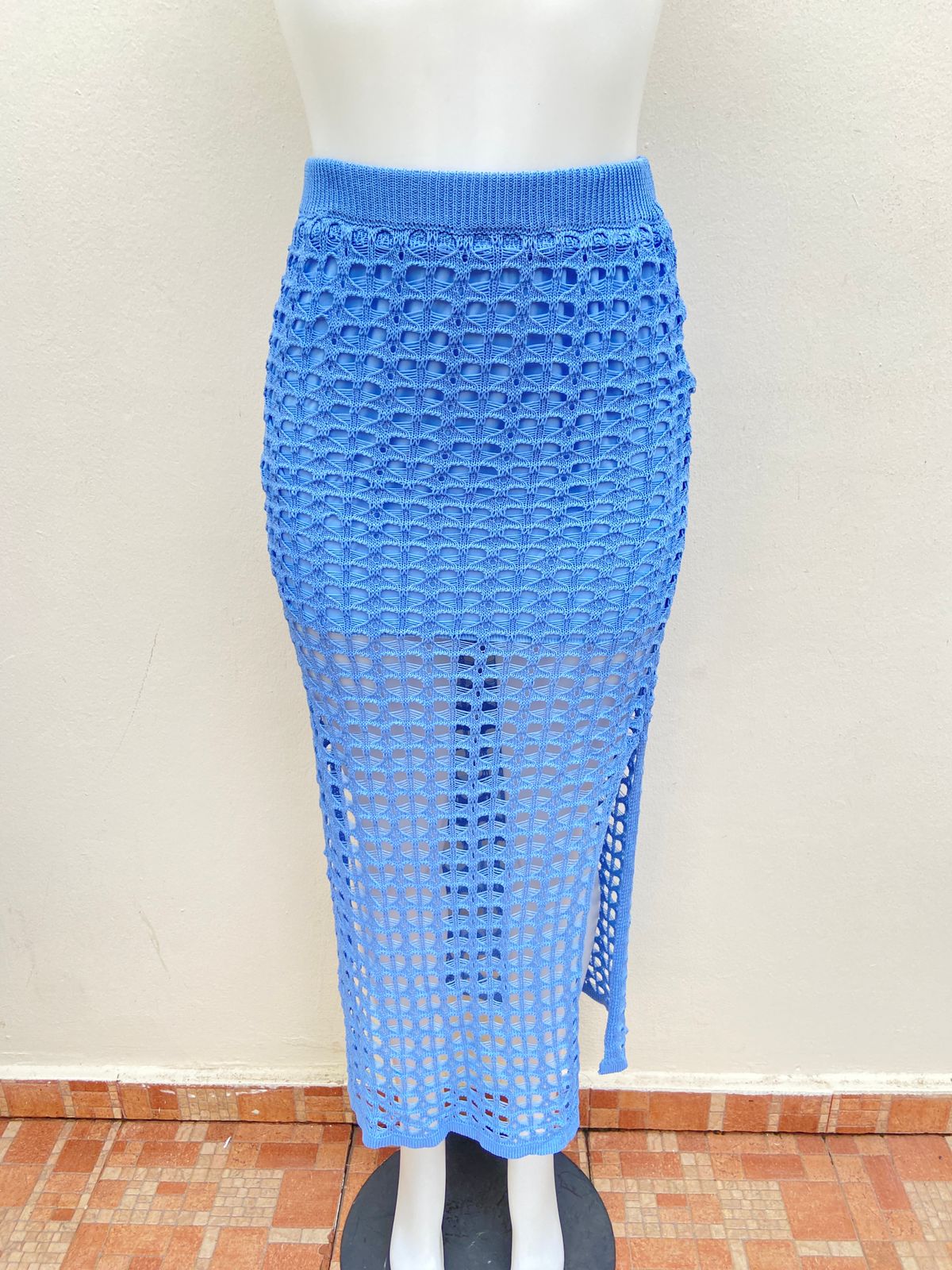 Falda azul, estilo crochet, con un abierto en el lado.