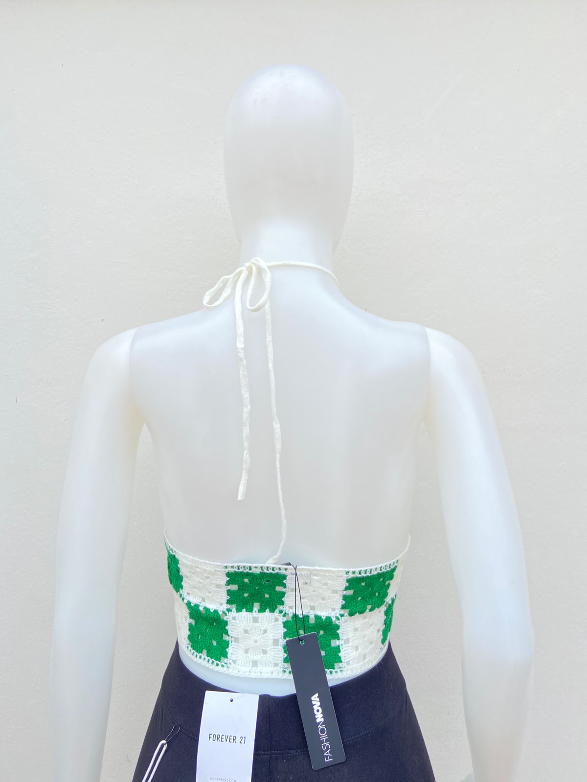 Top crochet blanco con cuadros verdes