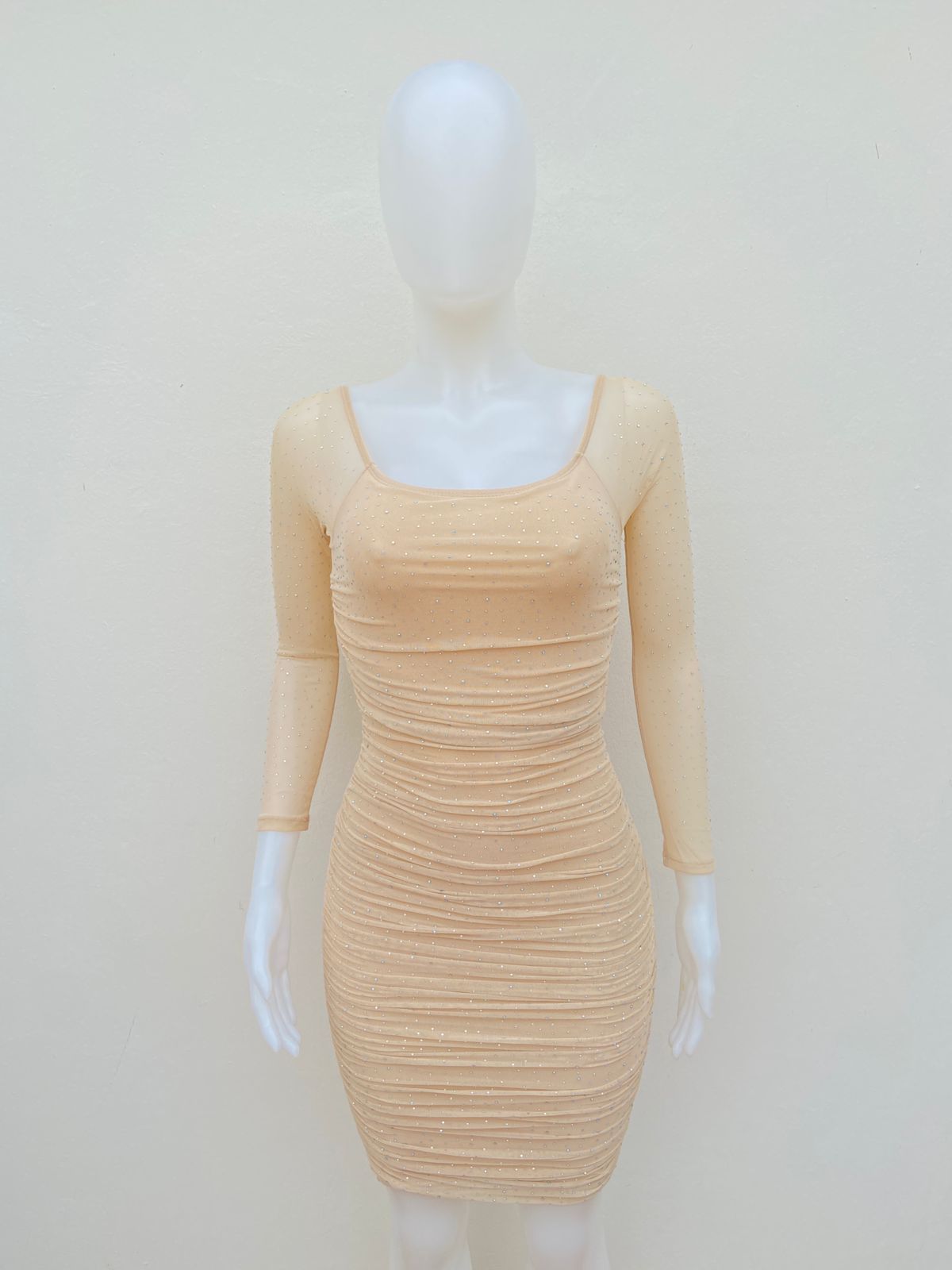 Vestido crema, mangas largas, estilo Dress.