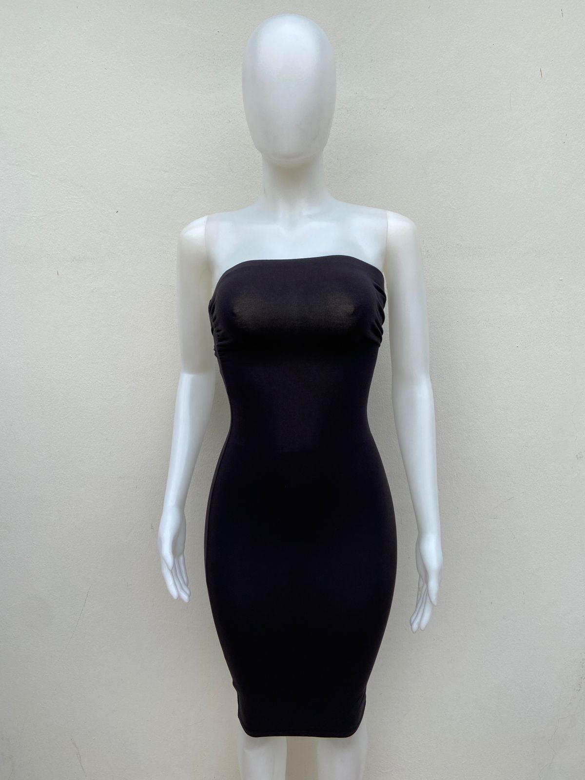 Vestido negro liso strapless.