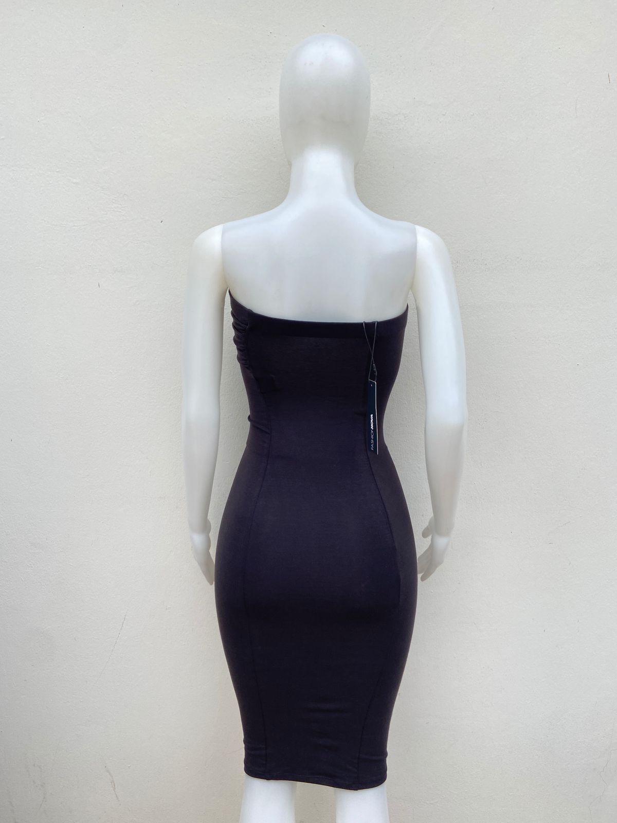 Vestido negro liso strapless.