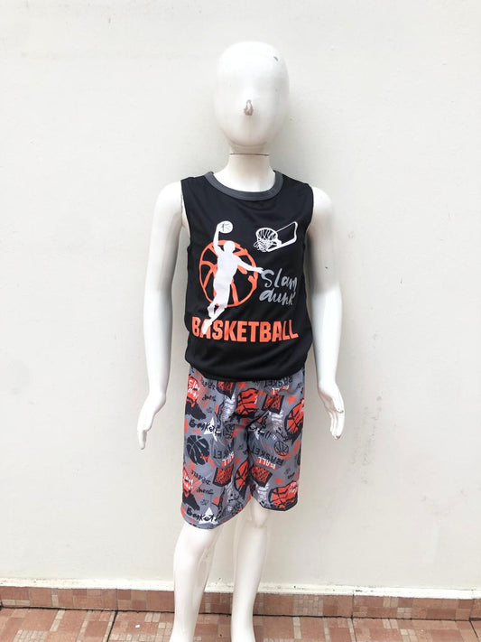 Conjunto NOVA Kids negro de básquetbol, con letras naranjas “BASKETBALL”.