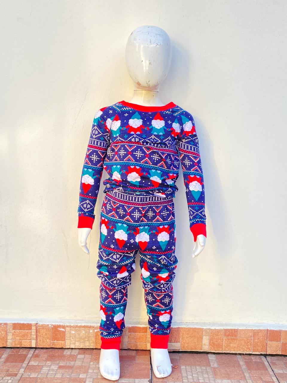 Conjunto/Pijama Navidad azul oscuro, mangas largas, con estampados de cuadritos y muñequitos de santa claus.