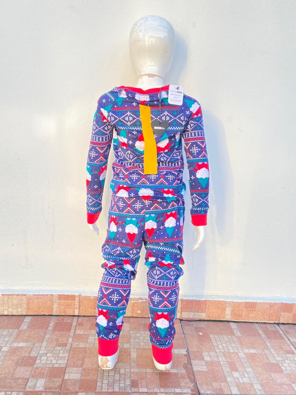 Conjunto/Pijama Navidad azul oscuro, mangas largas, con estampados de cuadritos y muñequitos de santa claus.