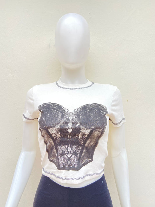 Top Forever 21 Original en color blanco con costura de hilo negro con el cuello y mangas y estampado de corset.