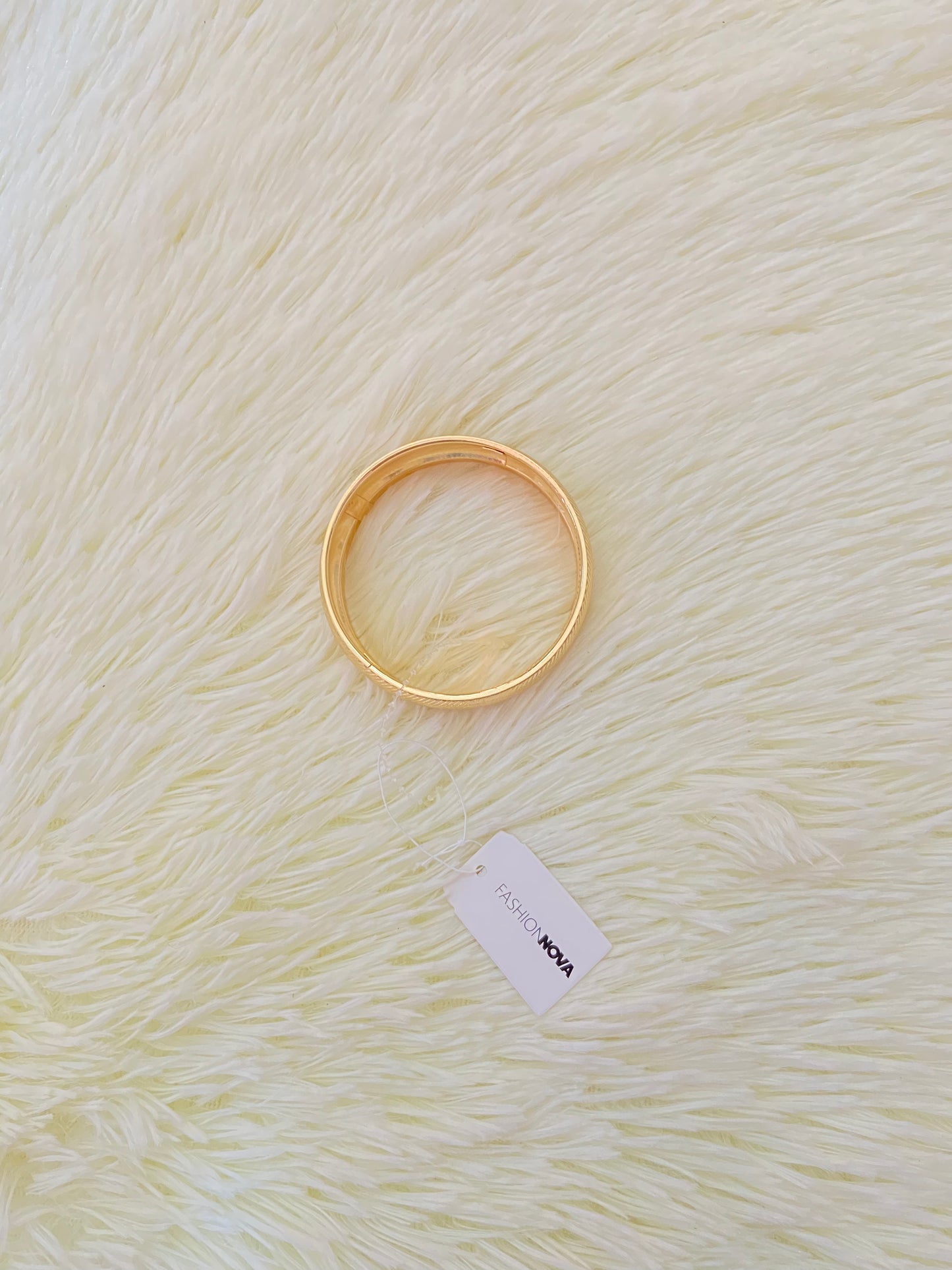 Pulsera en dolor dorado con detalles de piedras plateadas alrededor.