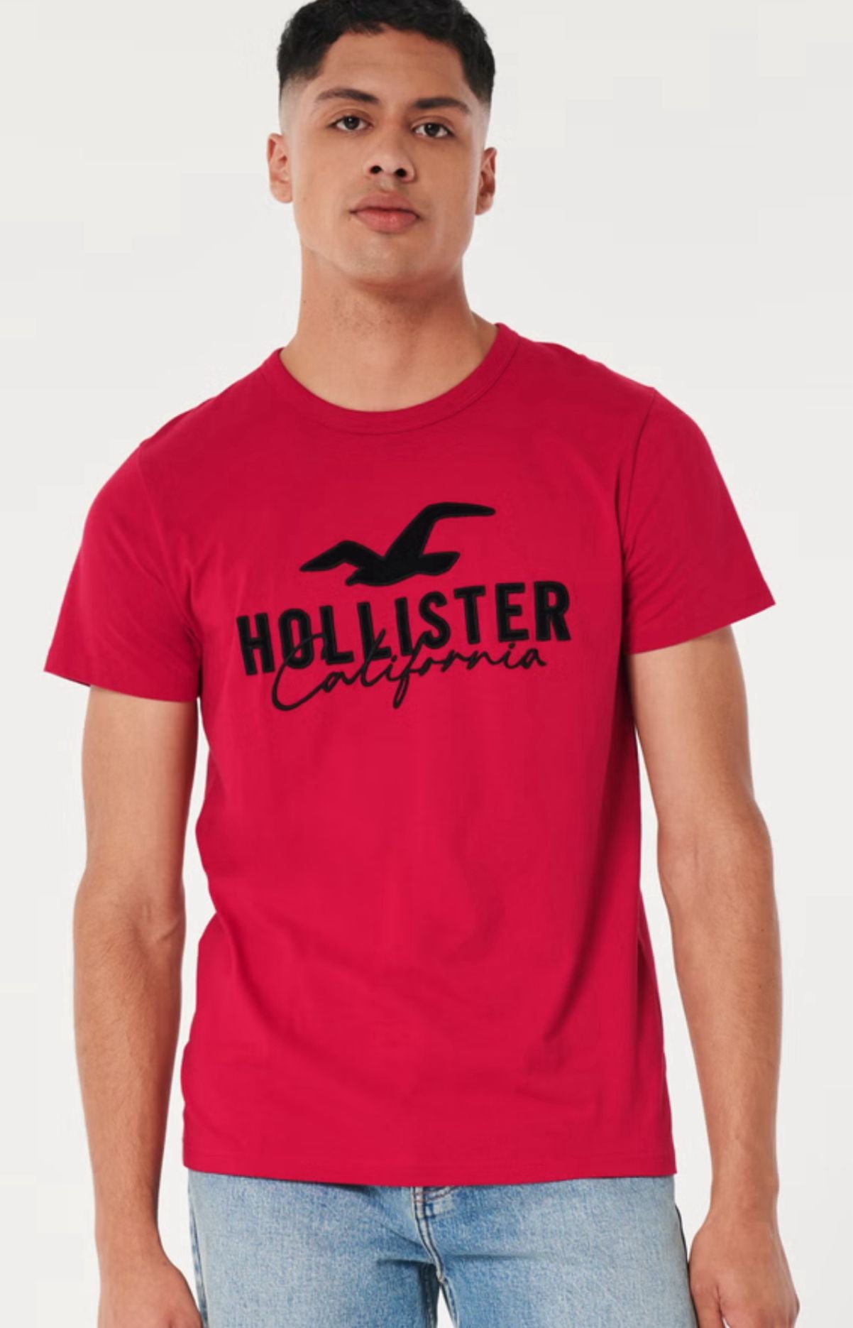 T-shirt Hollister original rojo con letras y logotipo de la marca HOLLISTER en negro.