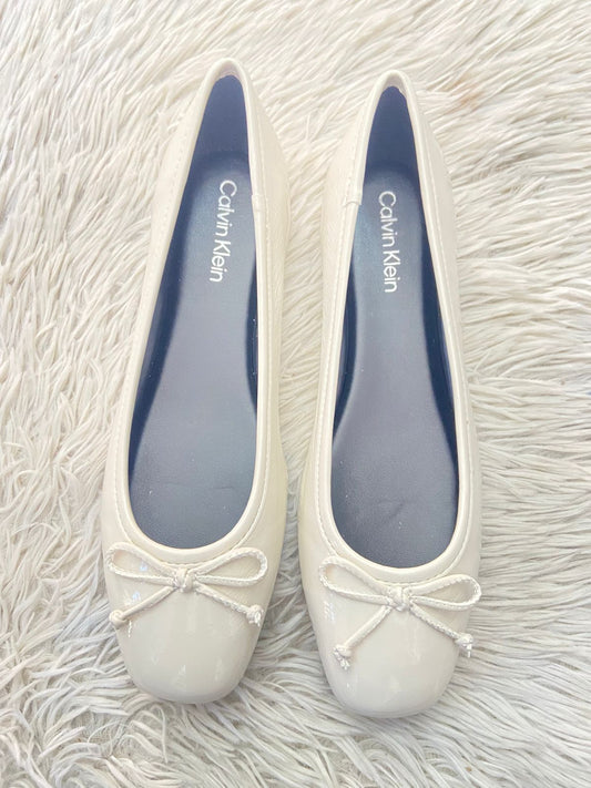Zapatos CALVIN KLEIN Original, en color blanco con lazo al frente.