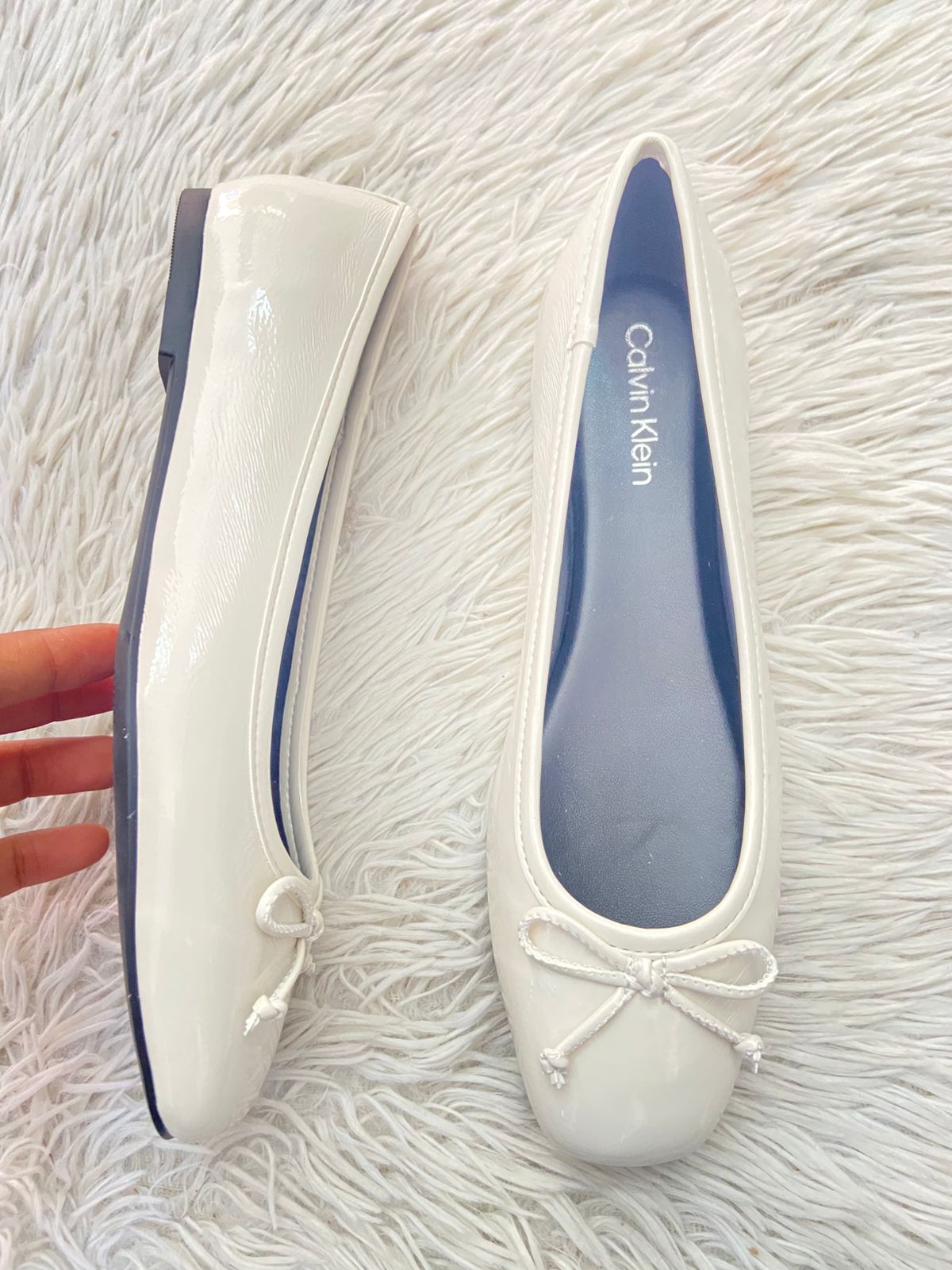 Zapatos CALVIN KLEIN Original, en color blanco con lazo al frente.