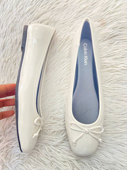 Zapatos CALVIN KLEIN Original, en color blanco con lazo al frente.