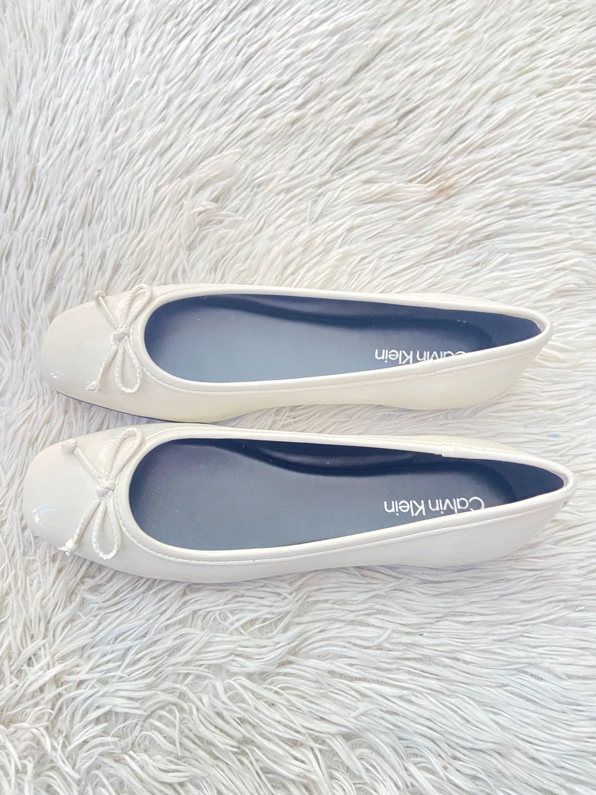 Zapatos CALVIN KLEIN Original, en color blanco con lazo al frente.