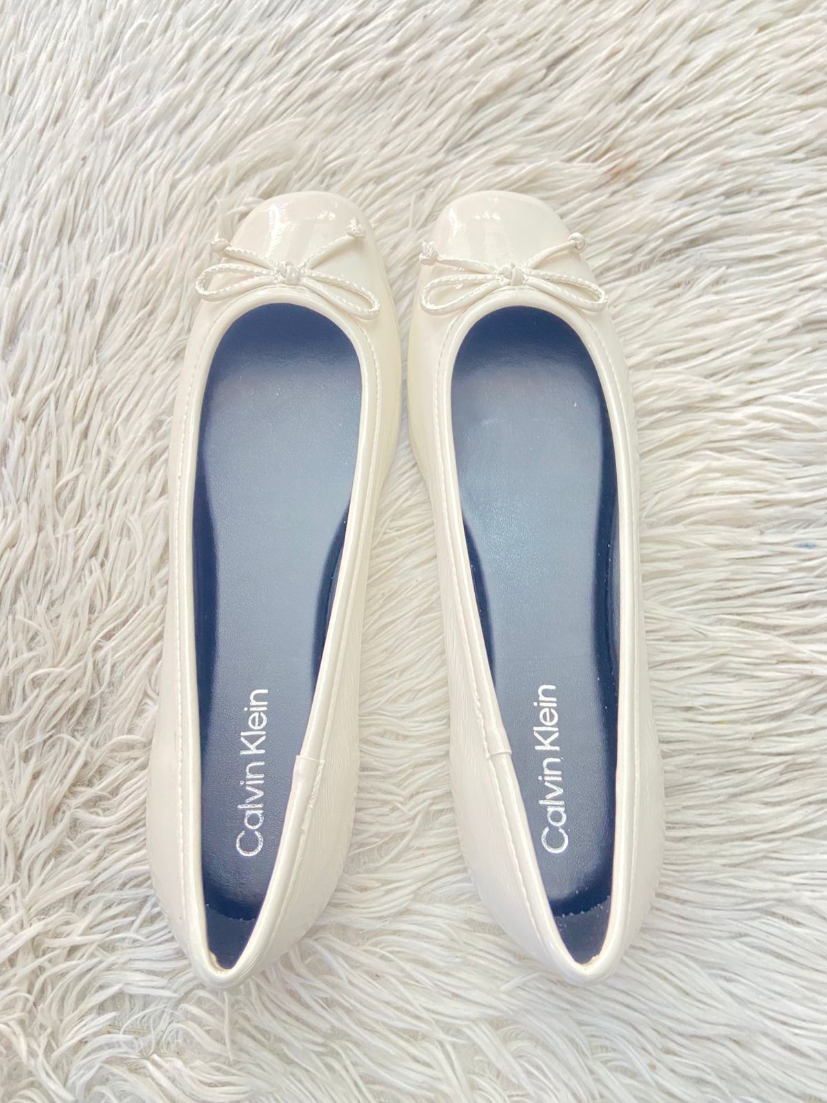 Zapatos CALVIN KLEIN Original, en color blanco con lazo al frente.