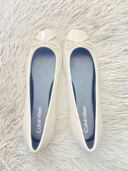 Zapatos CALVIN KLEIN Original, en color blanco con lazo al frente.