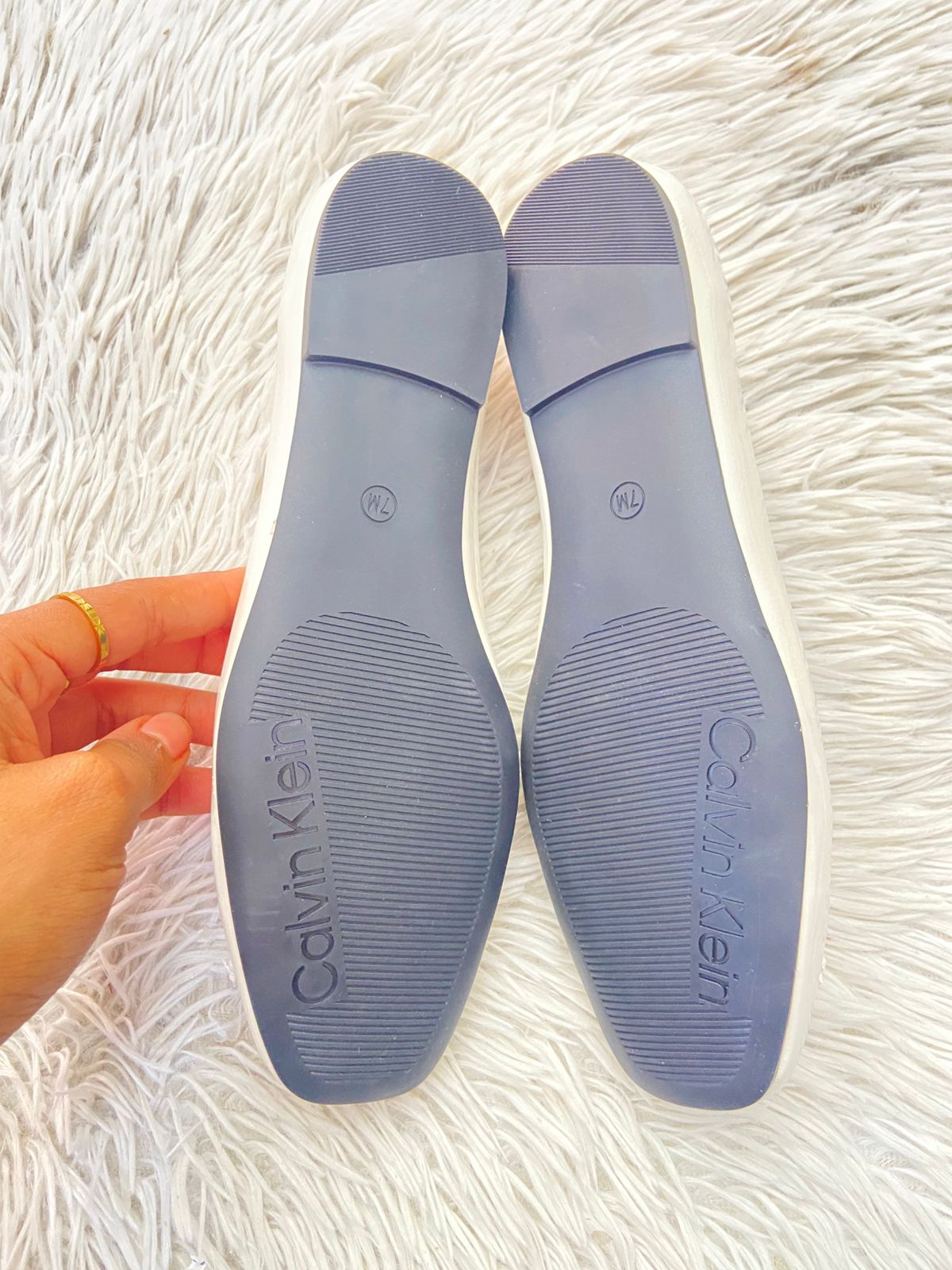 Zapatos CALVIN KLEIN Original, en color blanco con lazo al frente.