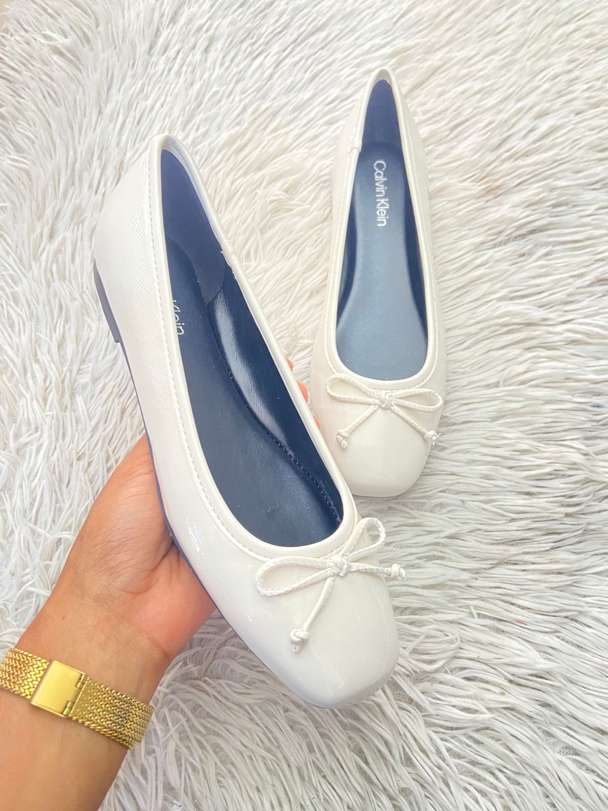 Zapatos CALVIN KLEIN Original, en color blanco con lazo al frente.