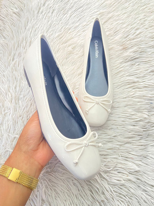 Zapatos/ bailarinas CALVIN KLEIN Original, en color blanco con lazo al frente.