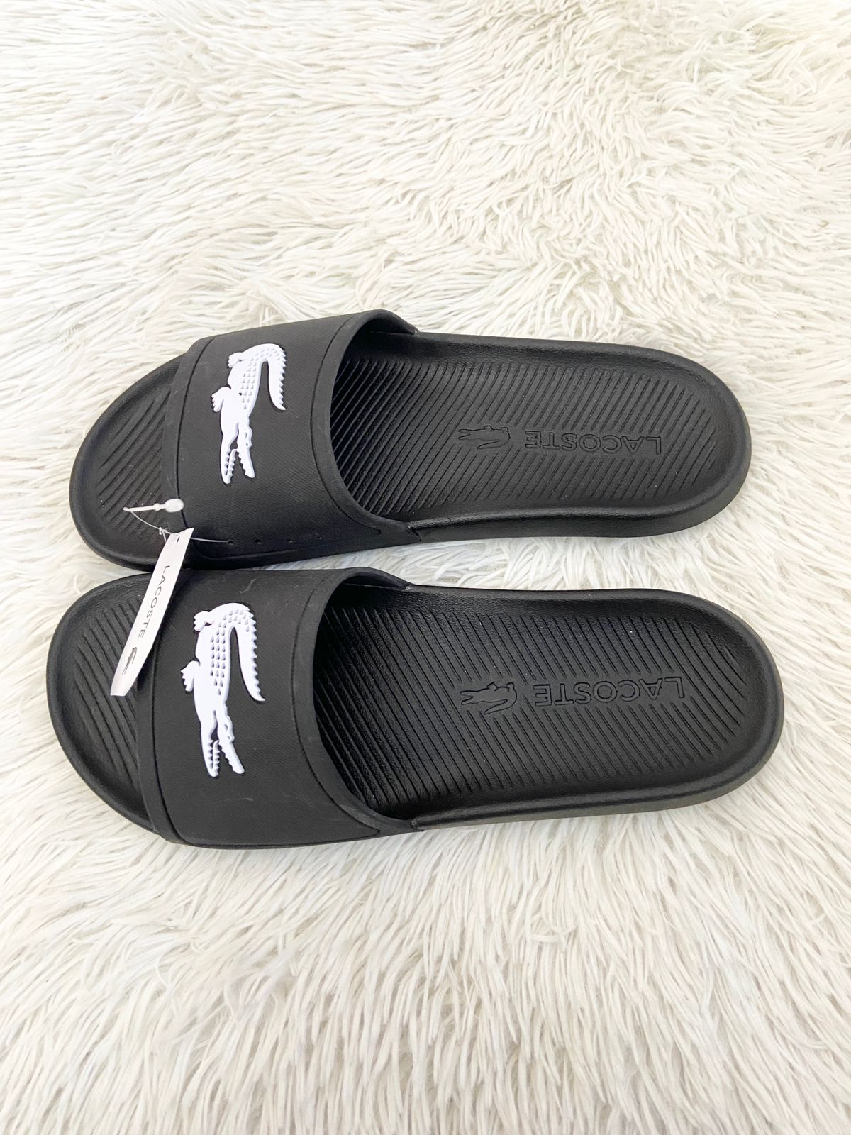 Sandalias Lacoste original, negro liso, con logotipo de la marca en frente en blanco.