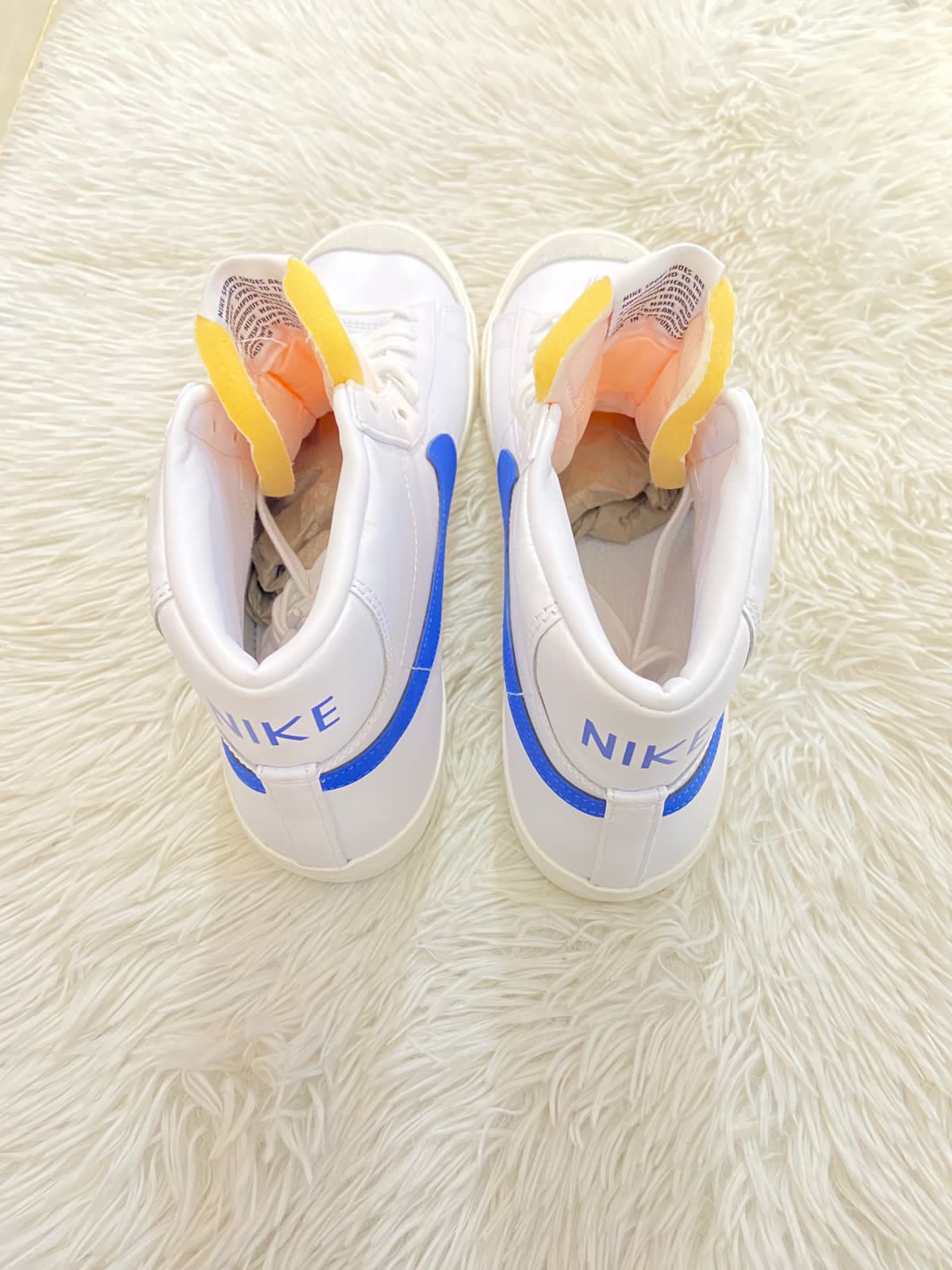 Tenis Nike original alto en color blanco con logotipo Nike en ambos lados en azul