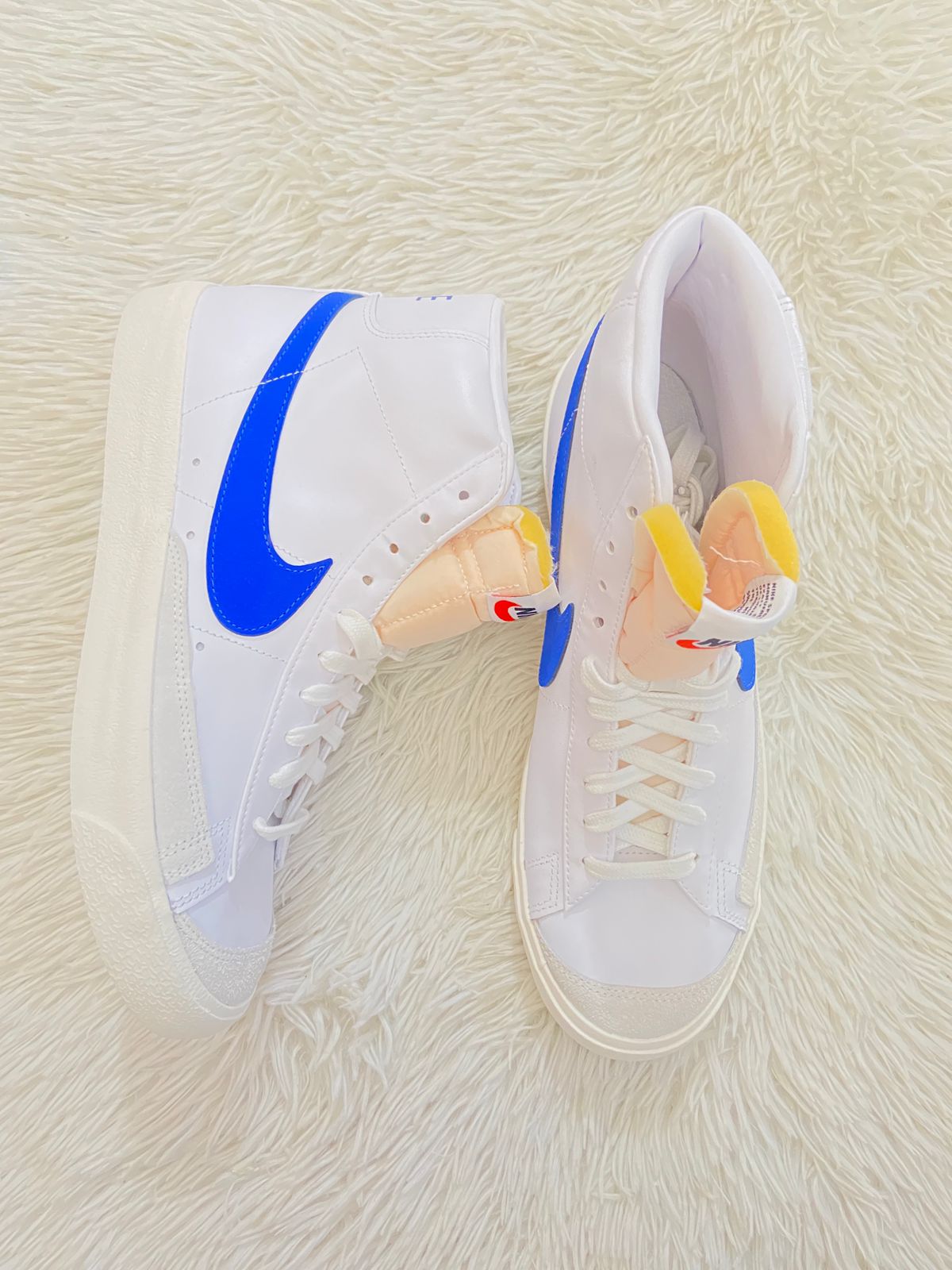Tenis Nike original alto en color blanco con logotipo Nike en ambos lados en azul