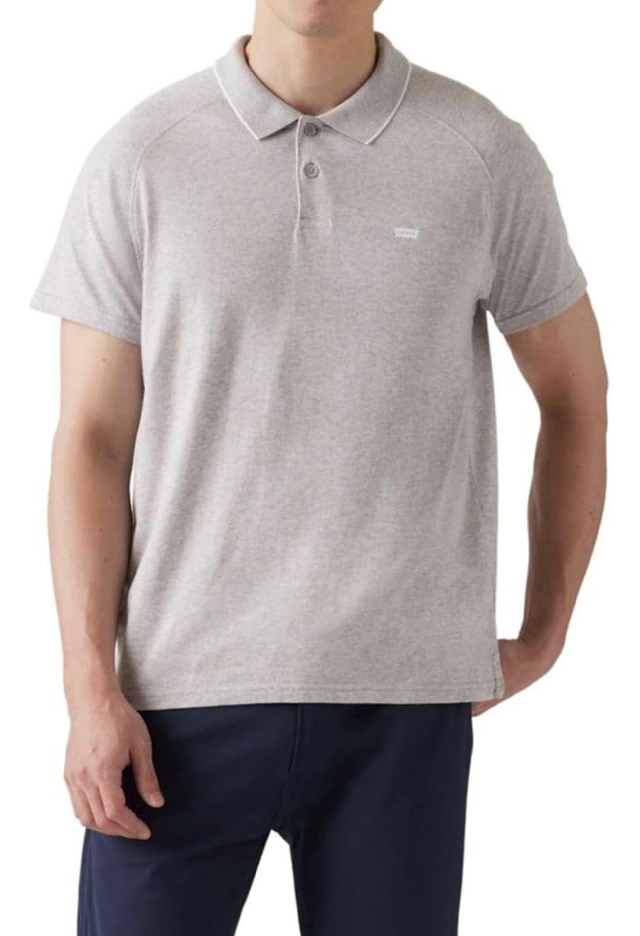 Polocher LEVI’S Original en color gris liso con linea blanca en el cuello y logotipo de la marca al frente.