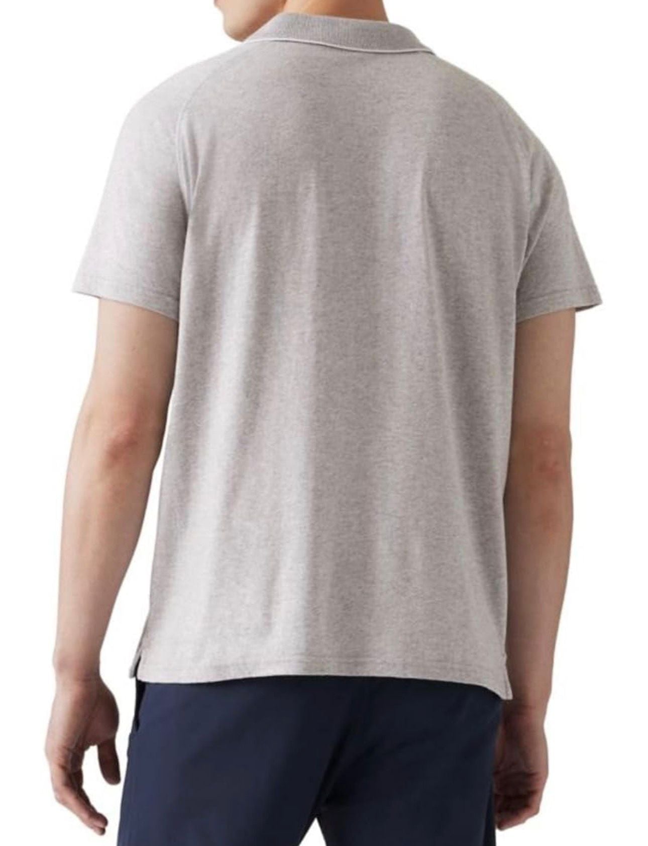 Polocher LEVI’S Original en color gris liso con linea blanca en el cuello y logotipo de la marca al frente.