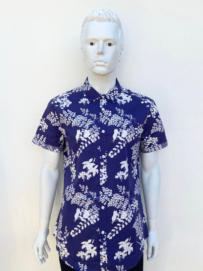 Camisa ASOS DESIGN en color azul marino con estampado de ramos en color blanco