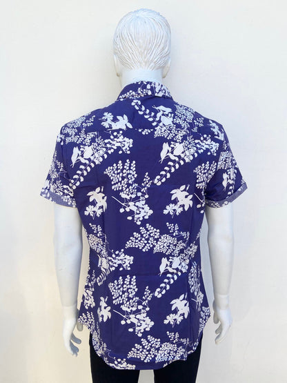 Camisa ASOS DESIGN en color azul marino con estampado de ramos en color blanco