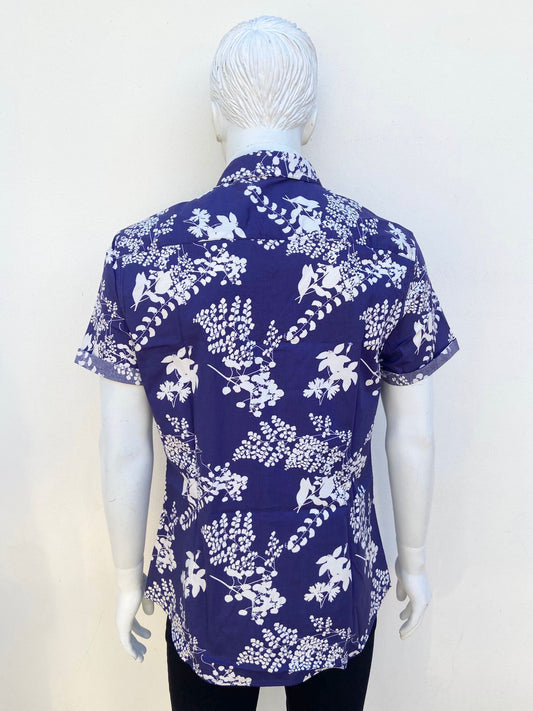 Camisa ASOS DESIGN en color azul marino con estampado de ramos en color blanco