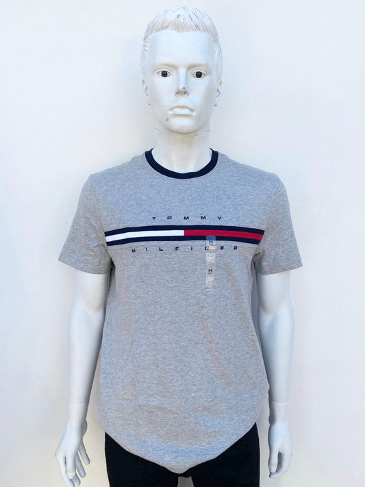 T-Shirt Tommy Hilfiger en color gris con diseño de la bandera marca al frente