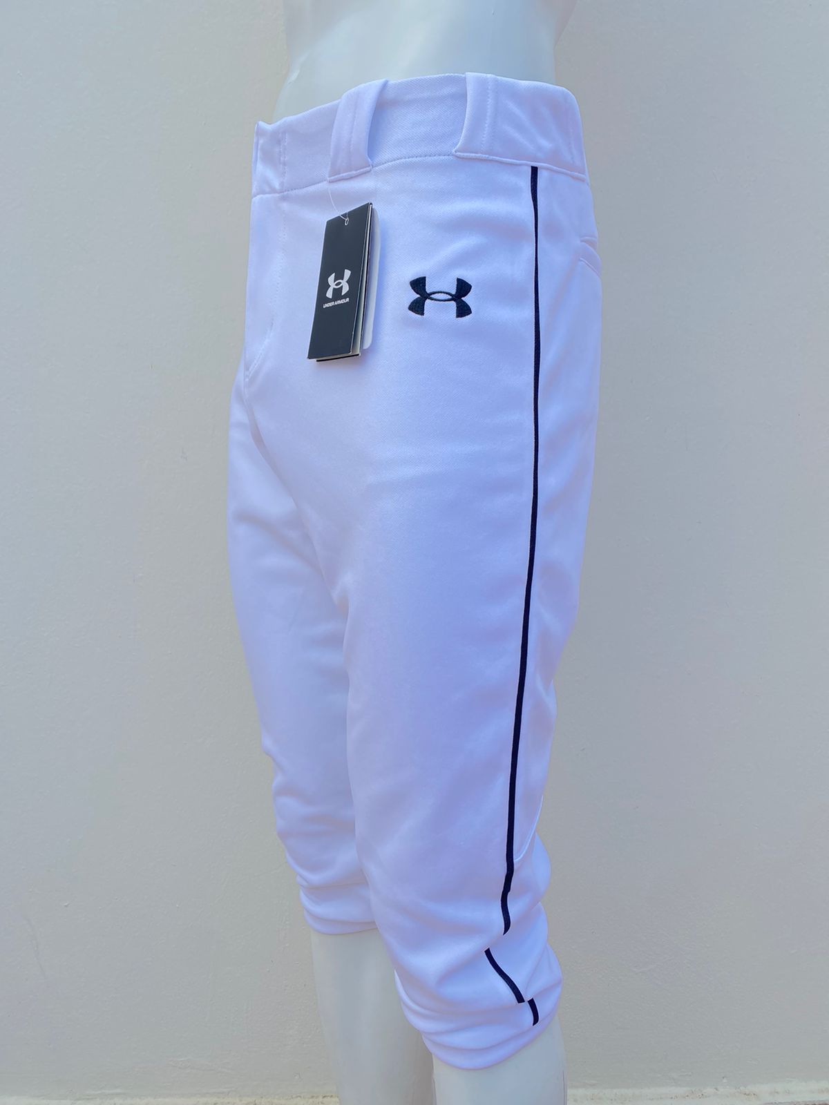 Pantalón Under Armour original, en blanco, con la marca en la parte trasera y delantera.