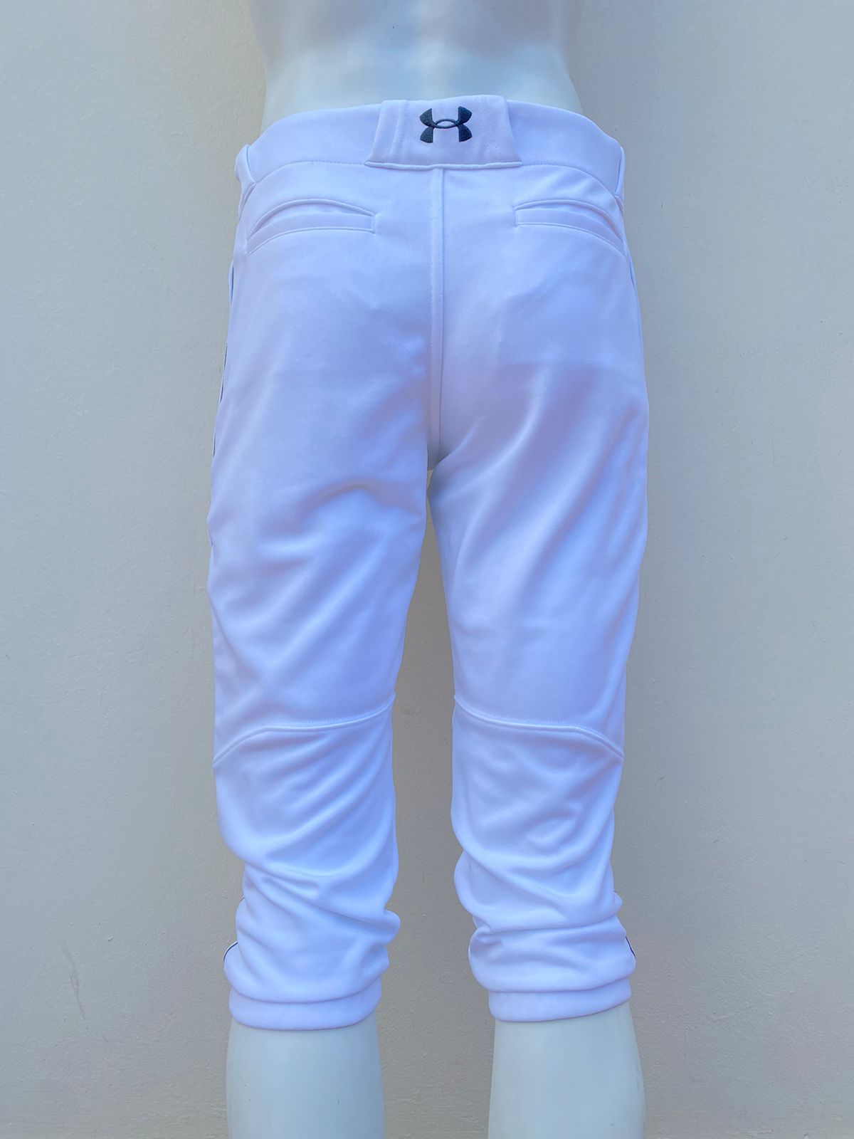 Pantalón Under Armour original, en blanco, con la marca en la parte trasera y delantera.