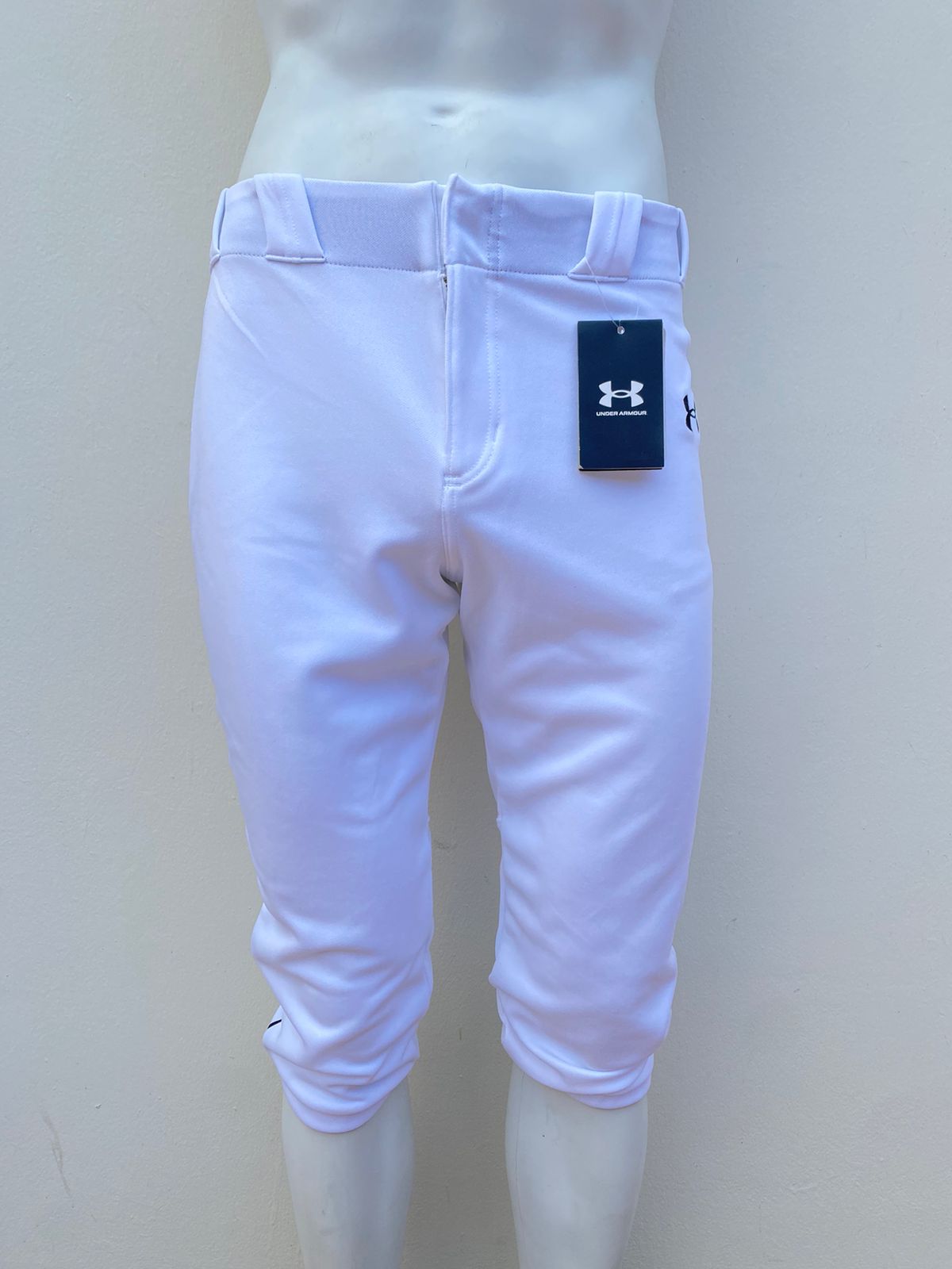 Pantalón Under Armour original, en blanco, con la marca en la parte trasera y delantera.