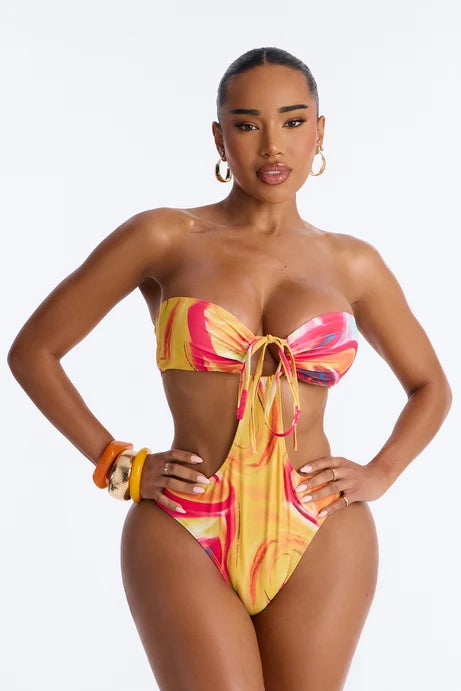 Biquini amarillo, con rojo y lazos ajustables, más cover Up falda, 2 piezas.